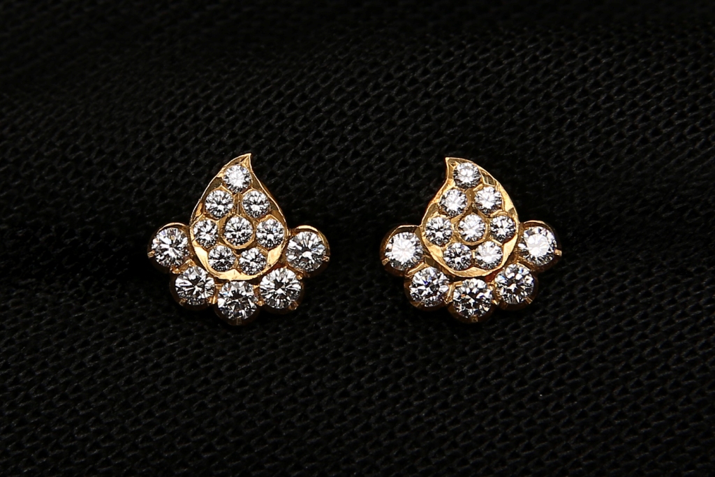 Diamond Earrings Design and Best Collections to buy are there in Karaikudi Maganlal Mehta Diamond Jewellers in Chennai.